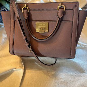 Michael Kors Satchel handbag with crossbody strap. Soft pink color.